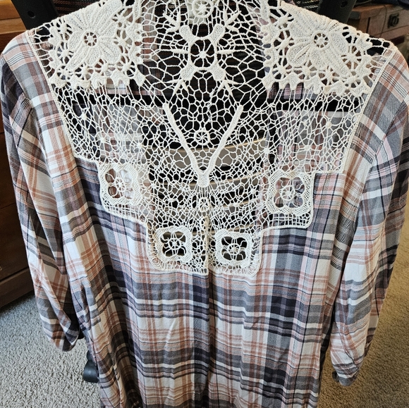 Woman's plaid and lace top with tie at the waist - Picture 4 of 4